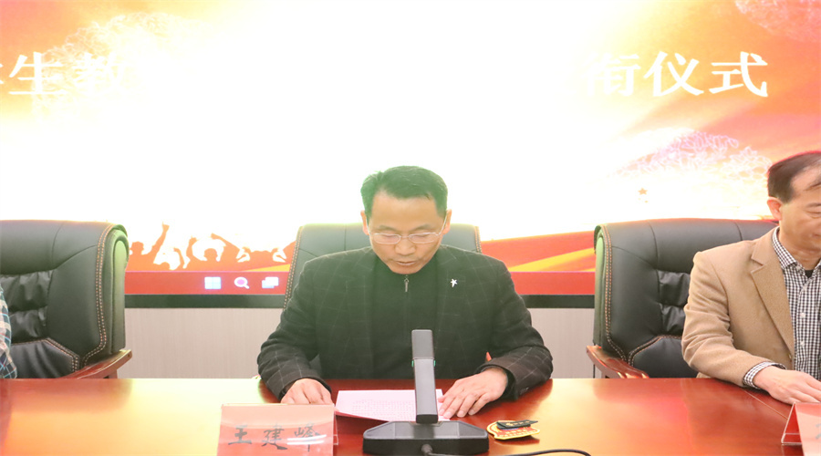 我校为学校教官新进队员进行授衔 我校为学校教官新进队员进行授衔