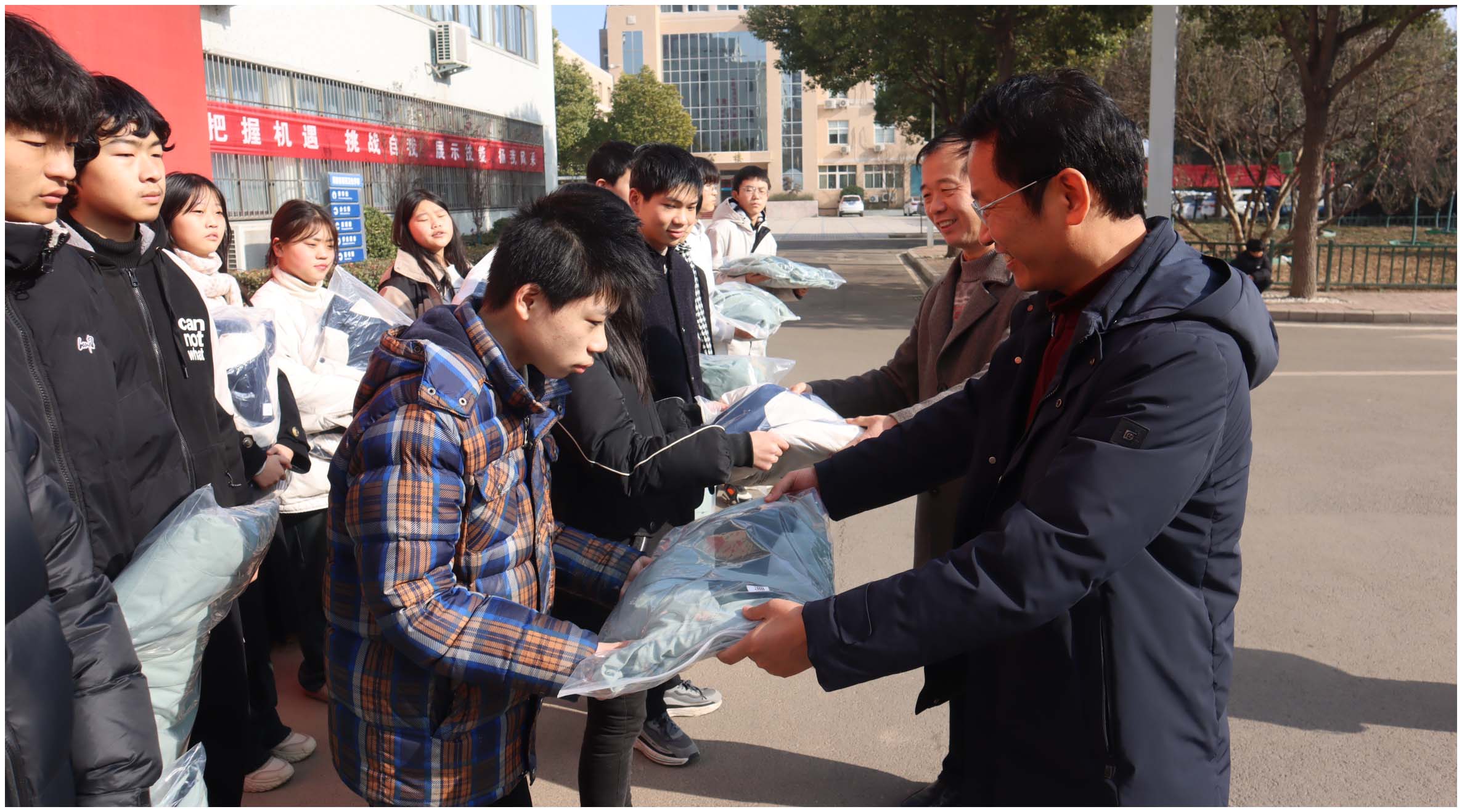 我校为贫困学生发放棉服