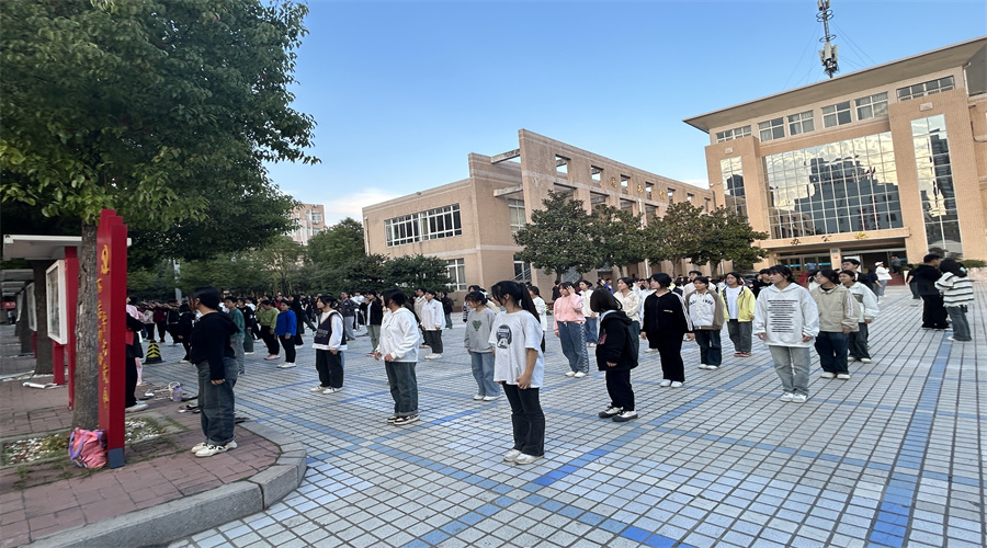广播操比赛训练进行时 广播操比赛训练进行时