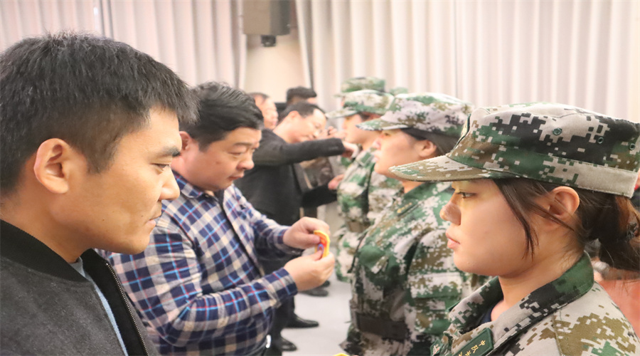 我校为学校教官新进队员进行授衔 我校为学校教官新进队员进行授衔