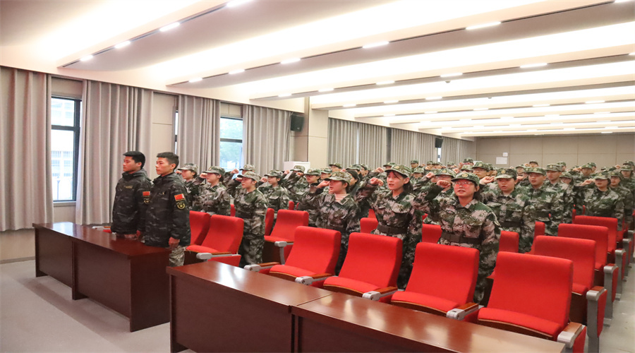 我校为学校教官新进队员进行授衔 我校为学校教官新进队员进行授衔