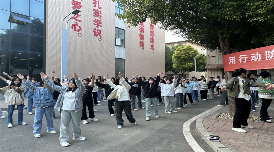 广播操比赛训练进行时 广播操比赛训练进行时