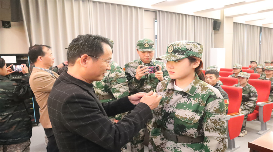 我校为学校教官新进队员进行授衔 我校为学校教官新进队员进行授衔