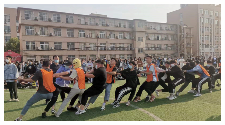 我校举办第九届春季运动会拔河比赛