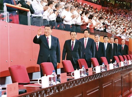 习近平：在庆祝中国共产党成立100周年大会上的讲话 来源：《求是》2021年07月15日 在庆祝中国共产党 成立100周年大会上的讲话 （2021年7月1日） 习近平 {xunruicms_img_title} 2021年7月1日，庆祝中国共产党成立100周年大会在北京天安门广场隆重举行。中共中央总书记、国家主席、中央军委主席习近平发表重要讲话。新华社记者 谢环驰/摄 同志们，朋友们： 今天，在中国共产党历史上，在中华民族历史上，都是一个十分重大而庄严的日子。我们在这里隆重集会，同全党全