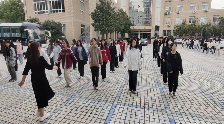 广播操比赛训练进行时 广播操比赛训练进行时