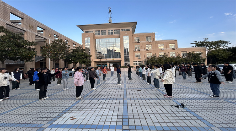 广播操比赛训练进行时 广播操比赛训练进行时