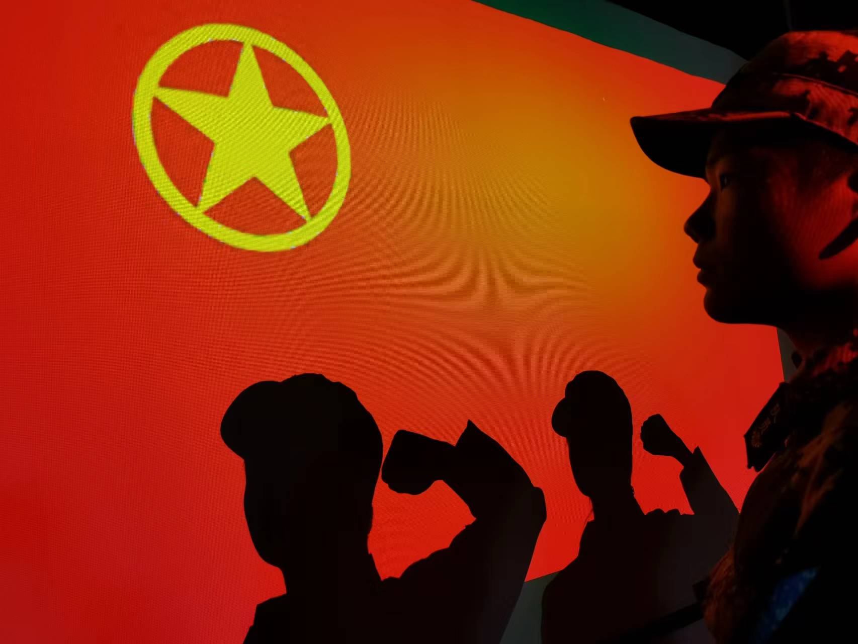 我校组织开展“我与团旗团徽合个影！”主题活动
