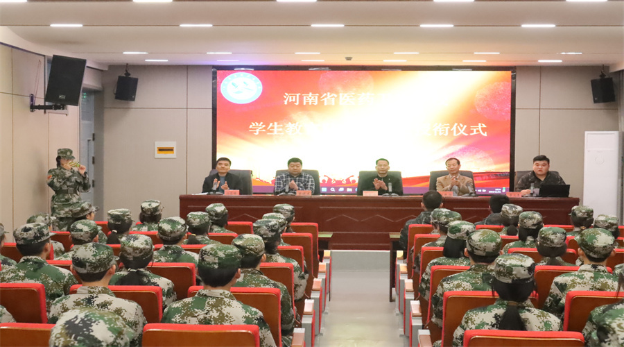 我校为学校教官新进队员进行授衔 我校为学校教官新进队员进行授衔