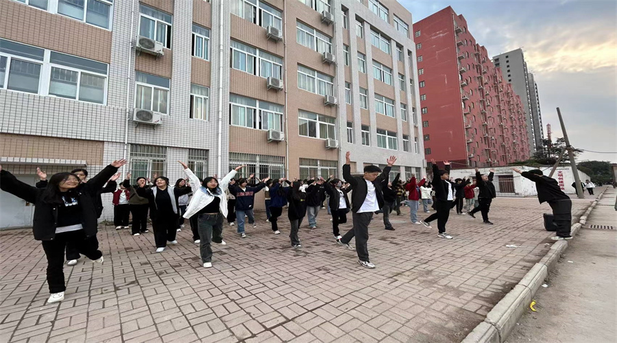 广播操比赛训练进行时 广播操比赛训练进行时