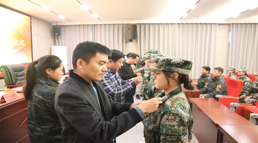 我校为学校教官新进队员进行授衔 我校为学校教官新进队员进行授衔