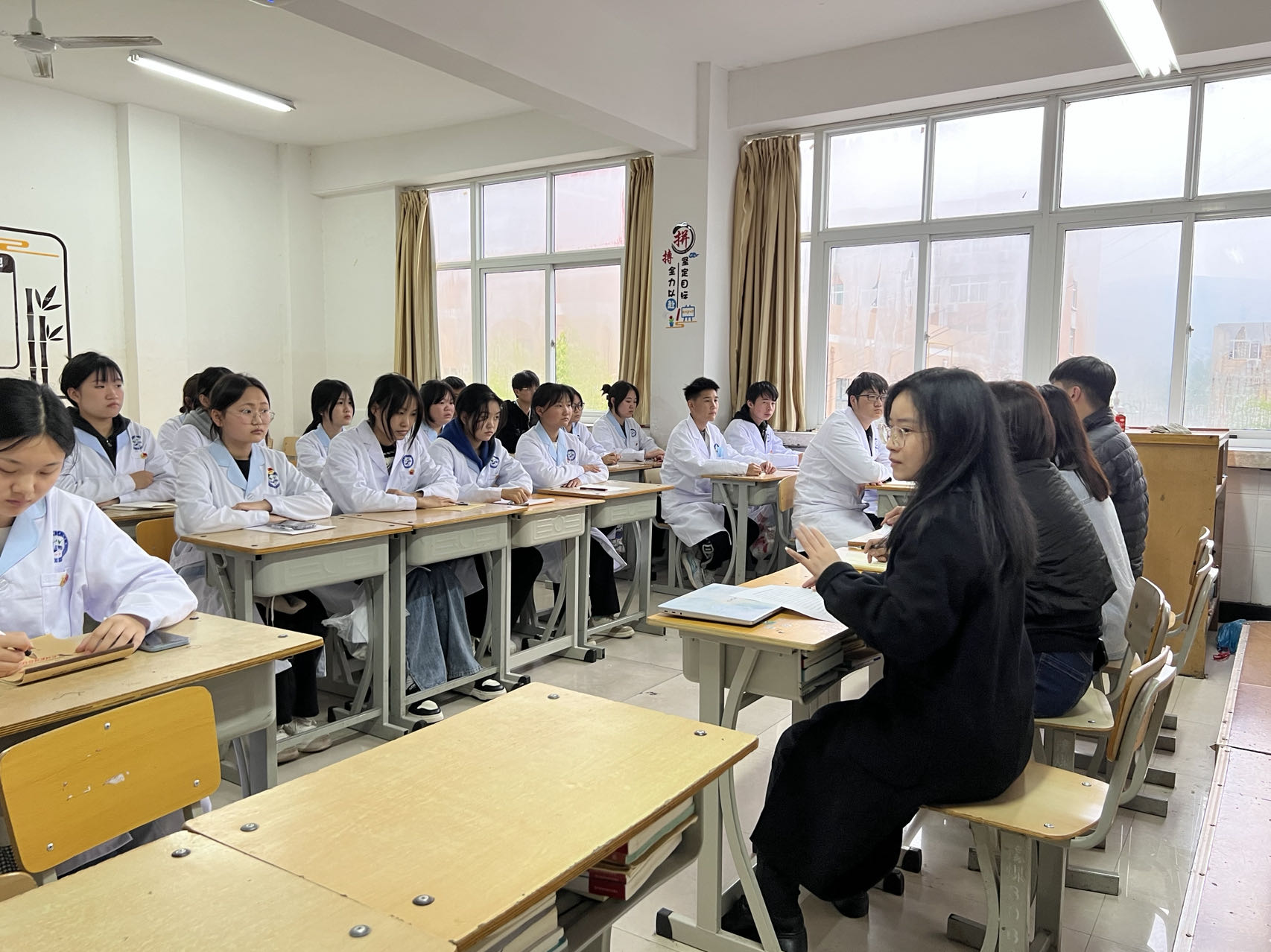 我校召开五四青年节团干座谈会